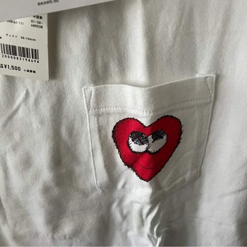 NEW KAWS x UNIQLO 2016 sz L Red Heart Pocket Tee White Short Sleeve Tshirt - Picture 2 of 7